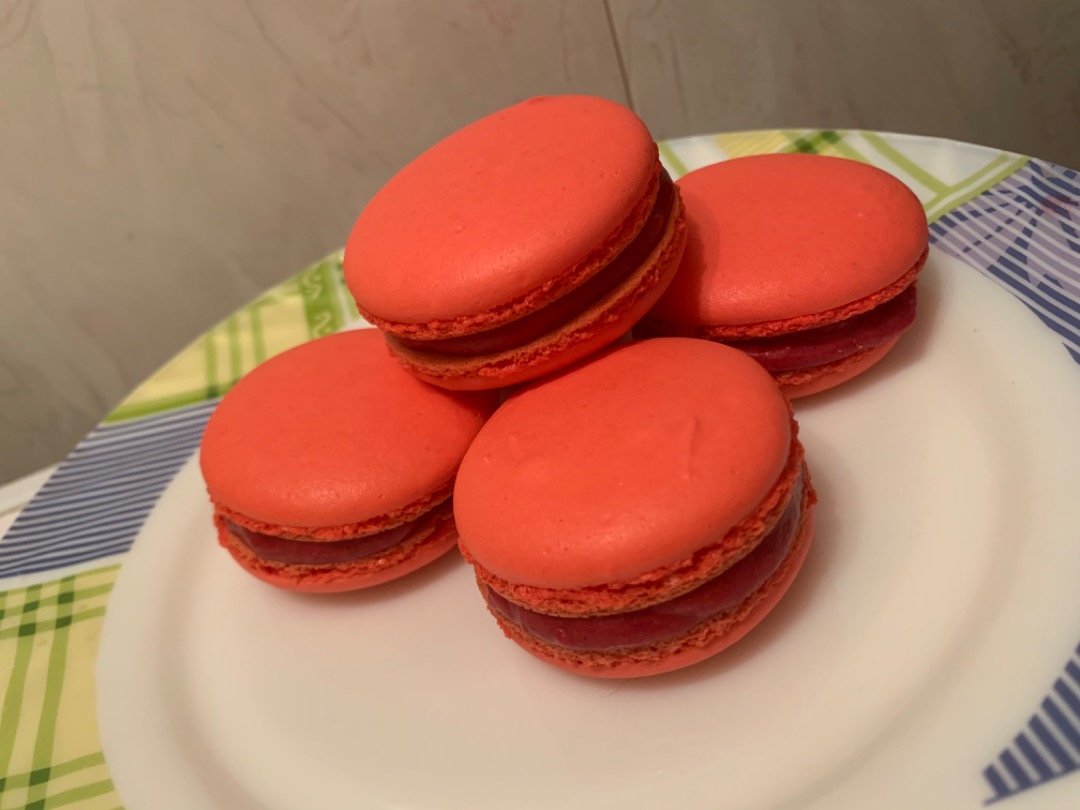 Макарон  с ганашем из чёрной смородины