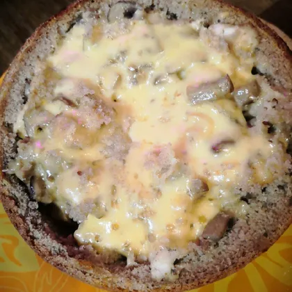 Куриное филе с грибами, запечённое в хлебном горшочке