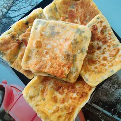 Лепешки с зелёным луком и сыром