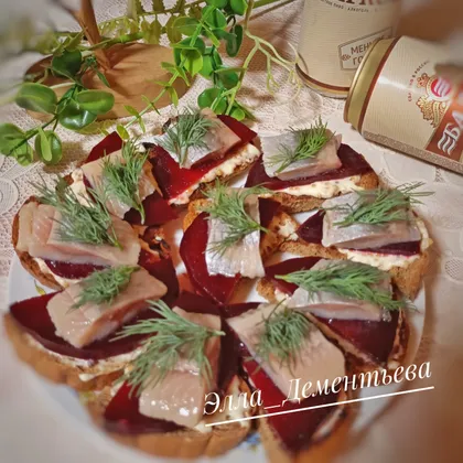 Брускетта со свёклой и сельдью