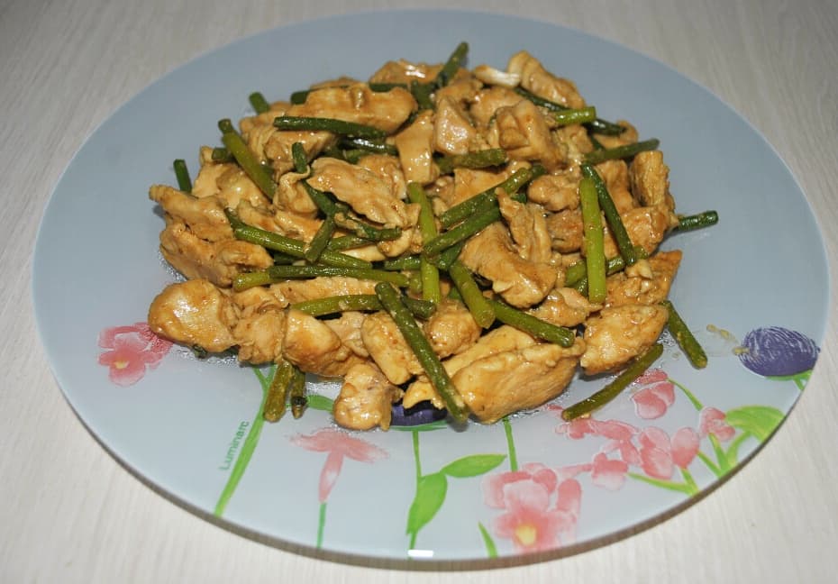 Пряная курочка с чесночными стрелками в соевом соусе