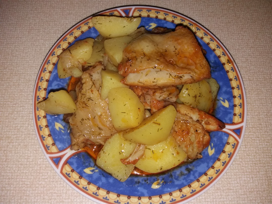 Тушеная картошка с куриным окорочком
