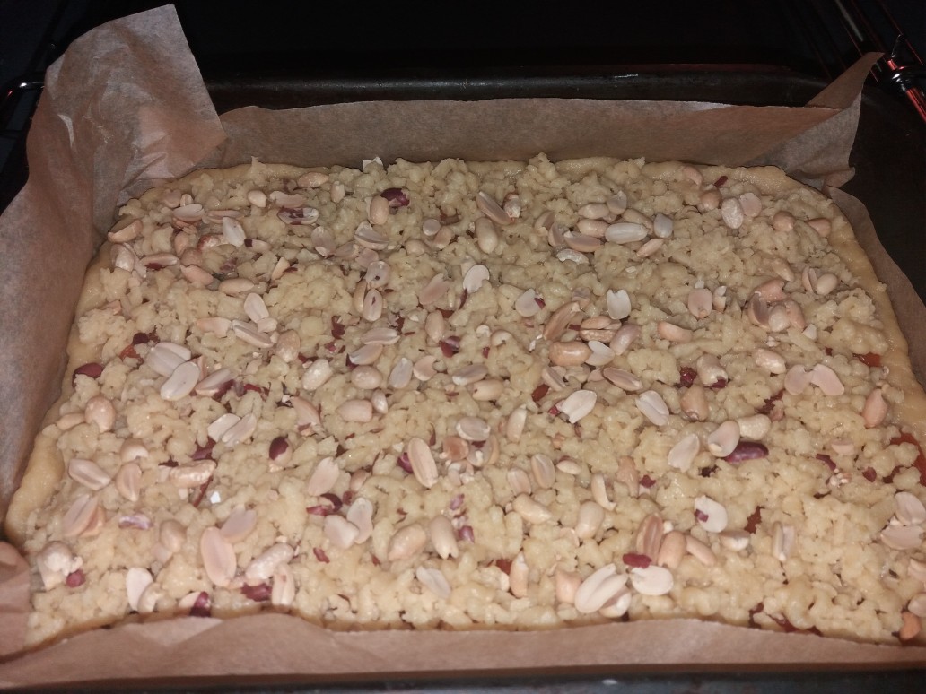 Пирог с курагой и орехами