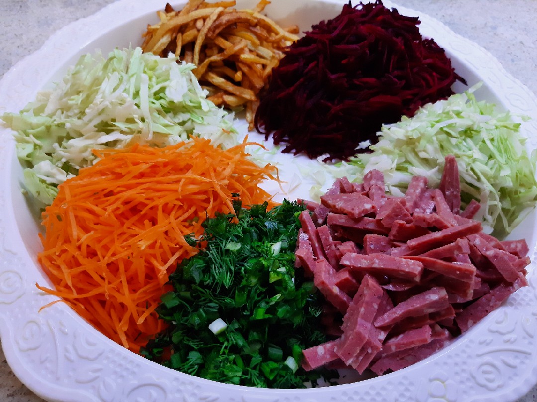 Французский салат с овощами и колбасой
