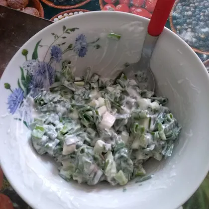 Салат из зелёного лука со сметаной