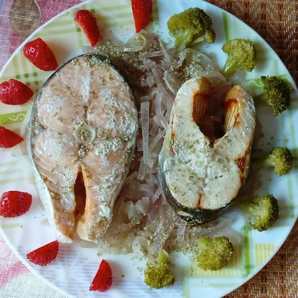 Рыба с луком в сковороде «Белое и красное»