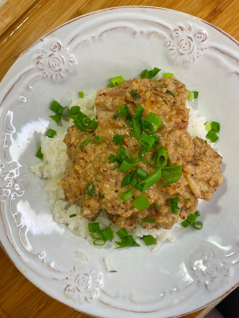 Курица в соусе из кокосового молока и арахиса