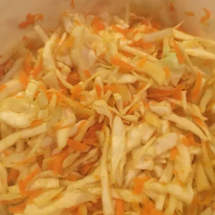 Салат витаминный с морковью и капустой