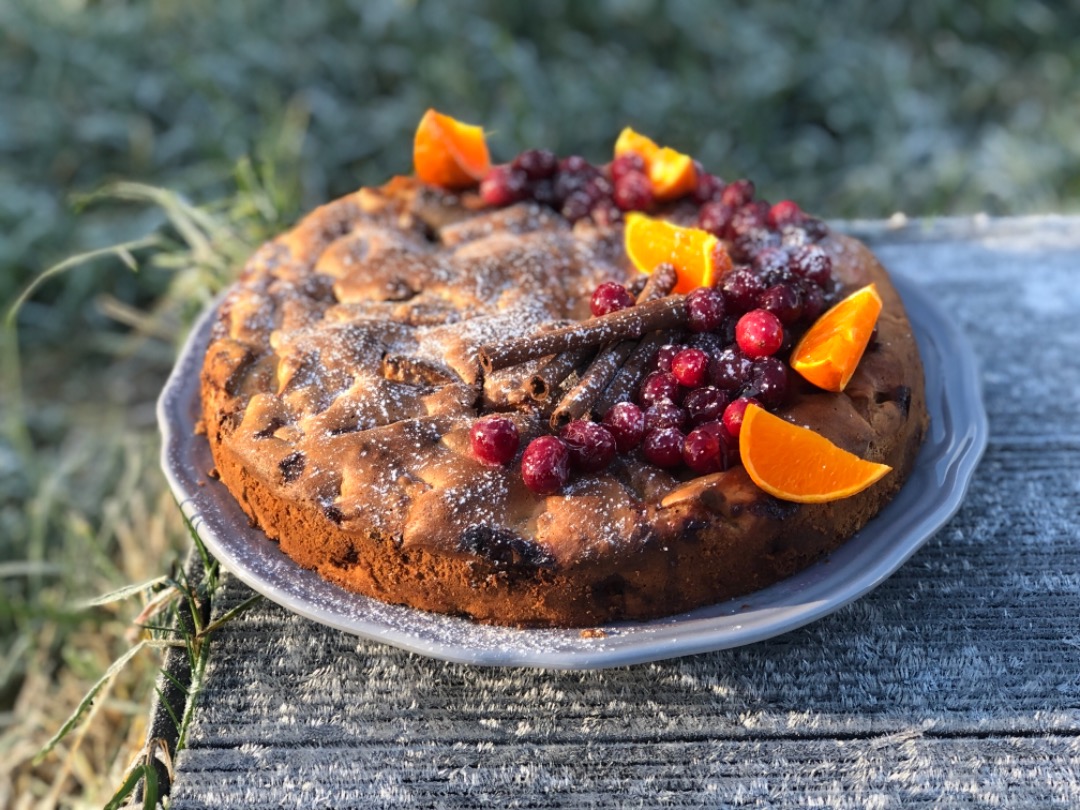 Шарлотка с яблоками и клюквой в духовке