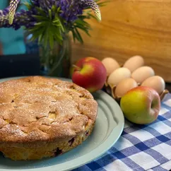 Шарлотка с яблоком и смородиной