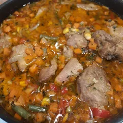 Куриные бедрышки с овощами