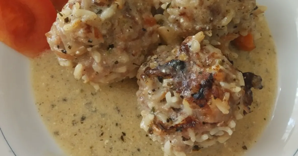 Ежики из фарша с рисом в сметанном соусе в мультиварке - рецепт с пошаговыми фото