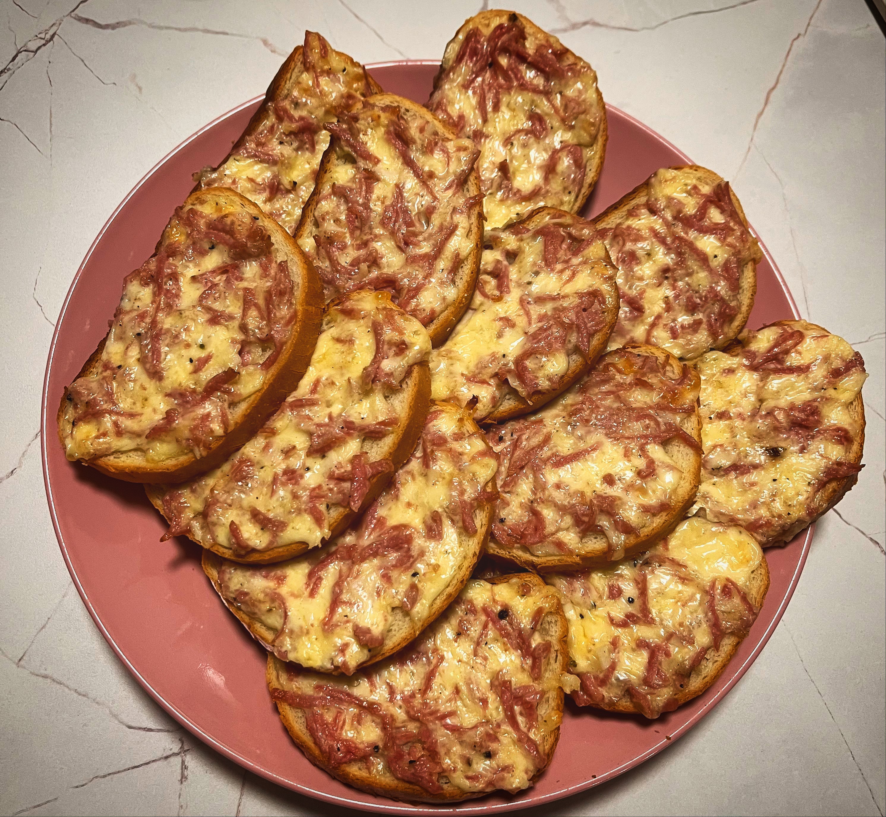 Горячие бутерброды с колбасой и сыром