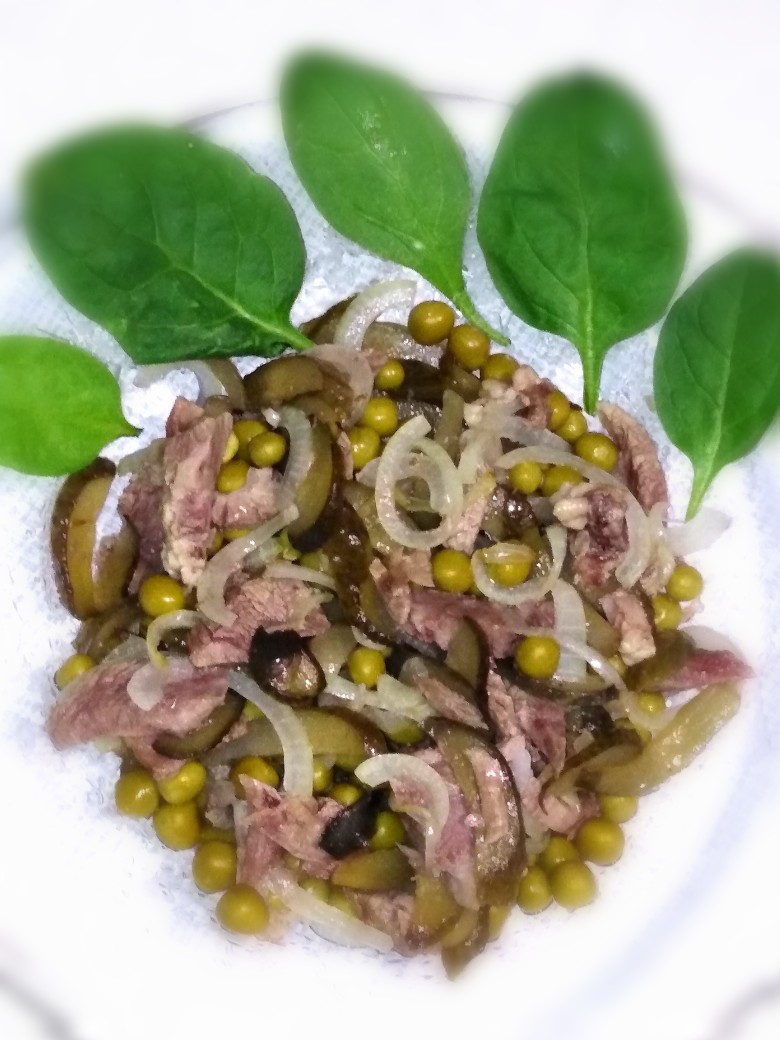 Невероятно вкусный тёплый салат с маринованными огурцами