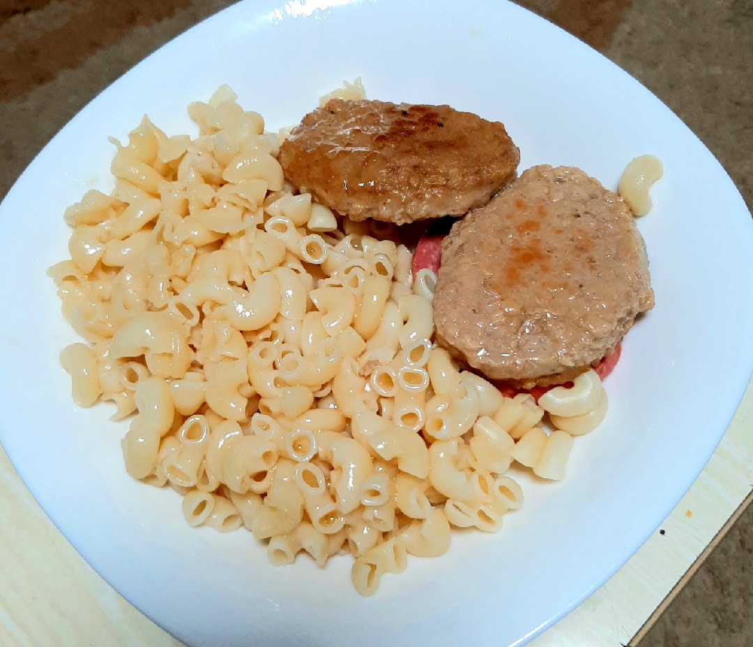 Нежные куриные биточки с добавлением манки с макаронами