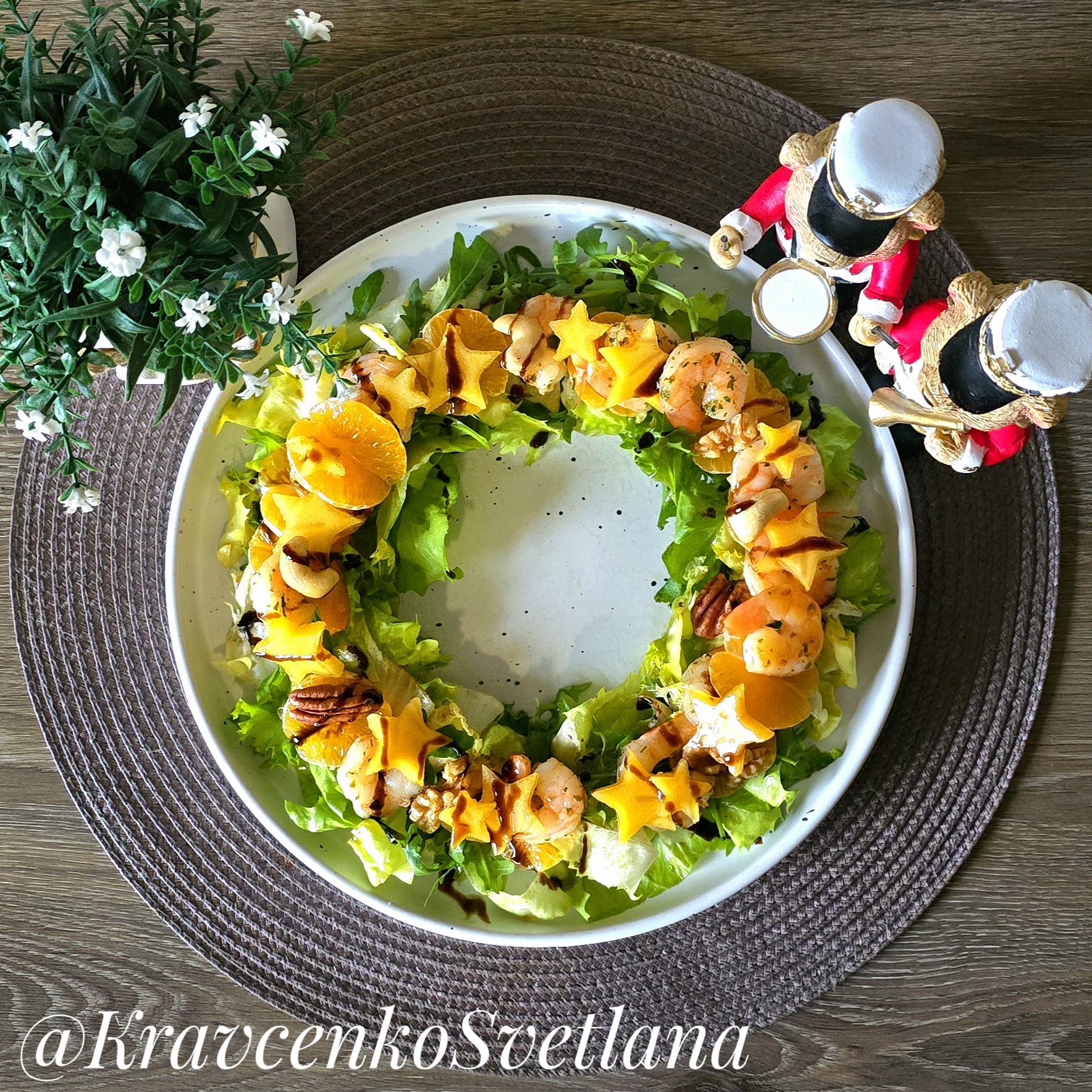 Салат новогодний венок с креветками, мандаринами, хурмой и орехами