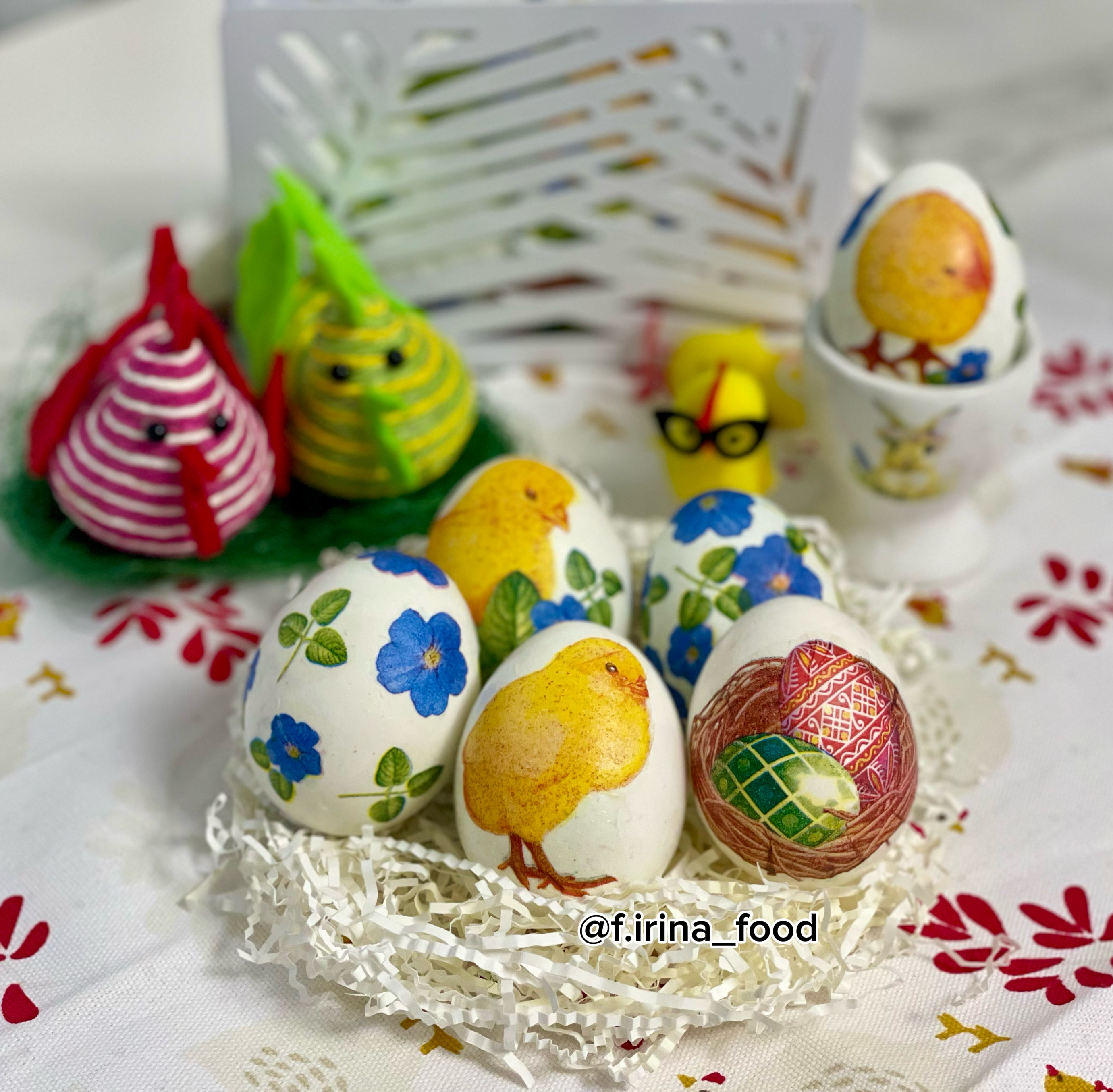 Окрашиваем яйца в технике декупаж