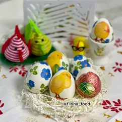 Окрашиваем яйца в технике декупаж