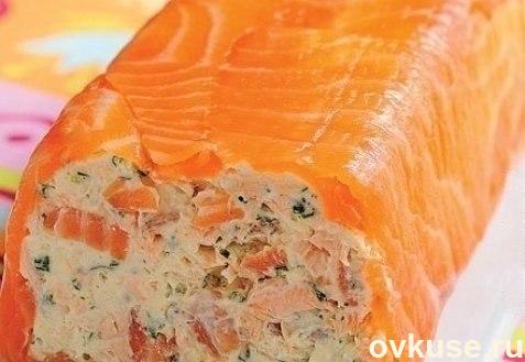 Рулет из творожного сыра и копченого лосося