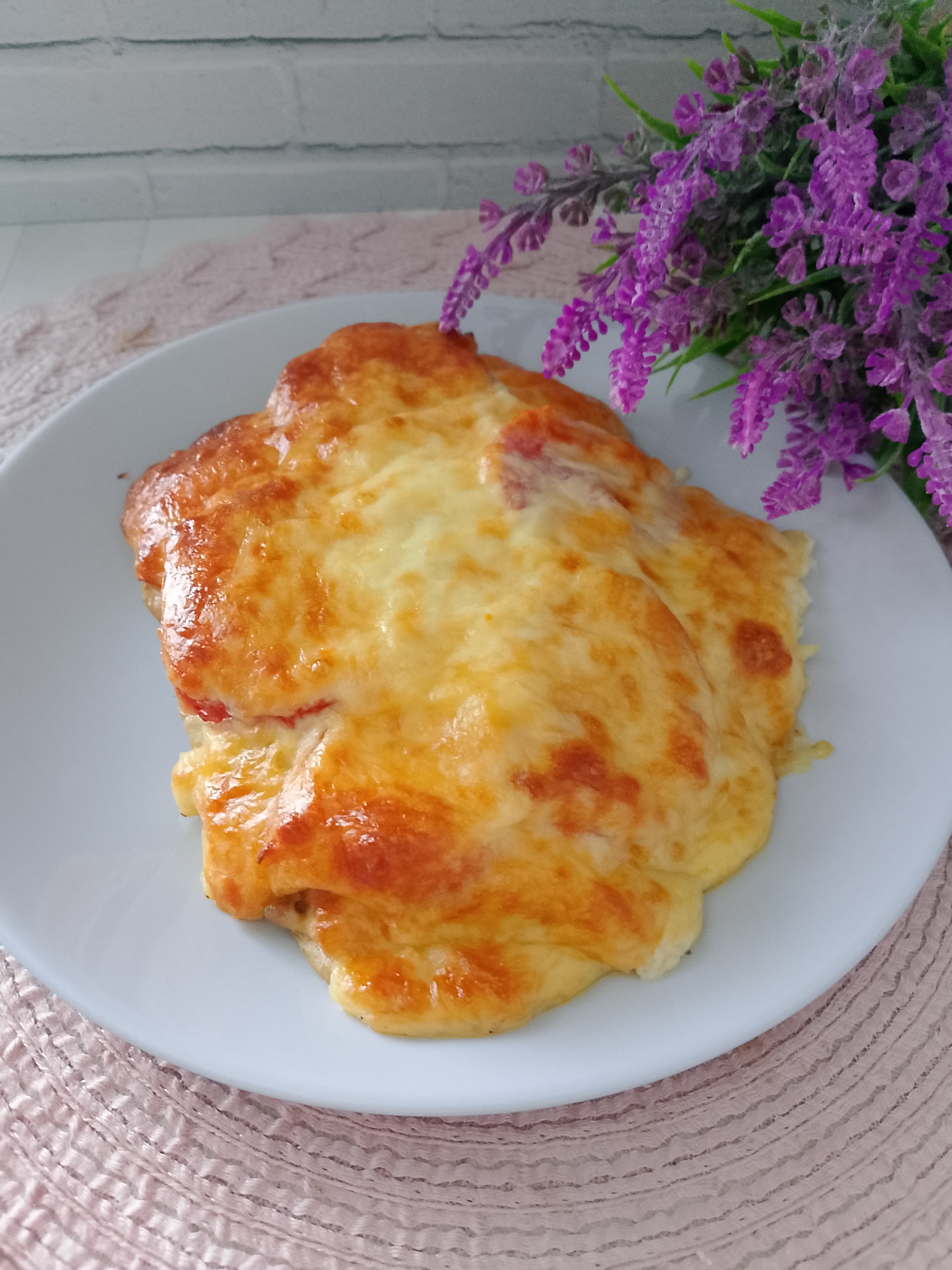 Отбивная из индейки с овощами под сырной шапочкой