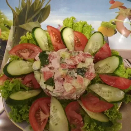 Салат из свежих овощей с копчёной курицей