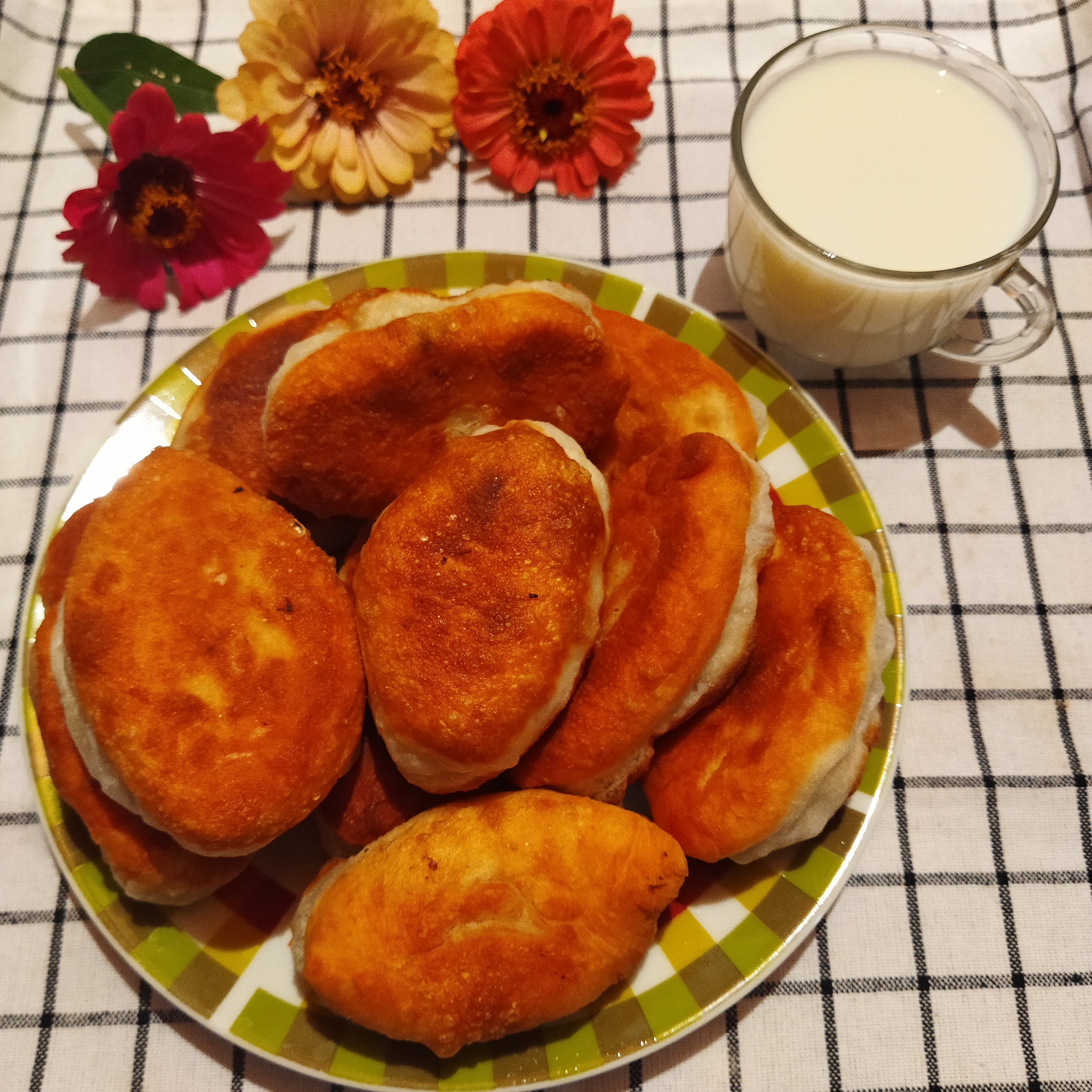 Пирожки жареные с грибами (икра) и яйцами