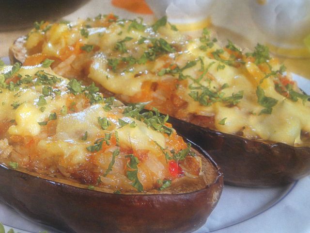 Баклажаны, фаршированные помидорами и брынзой