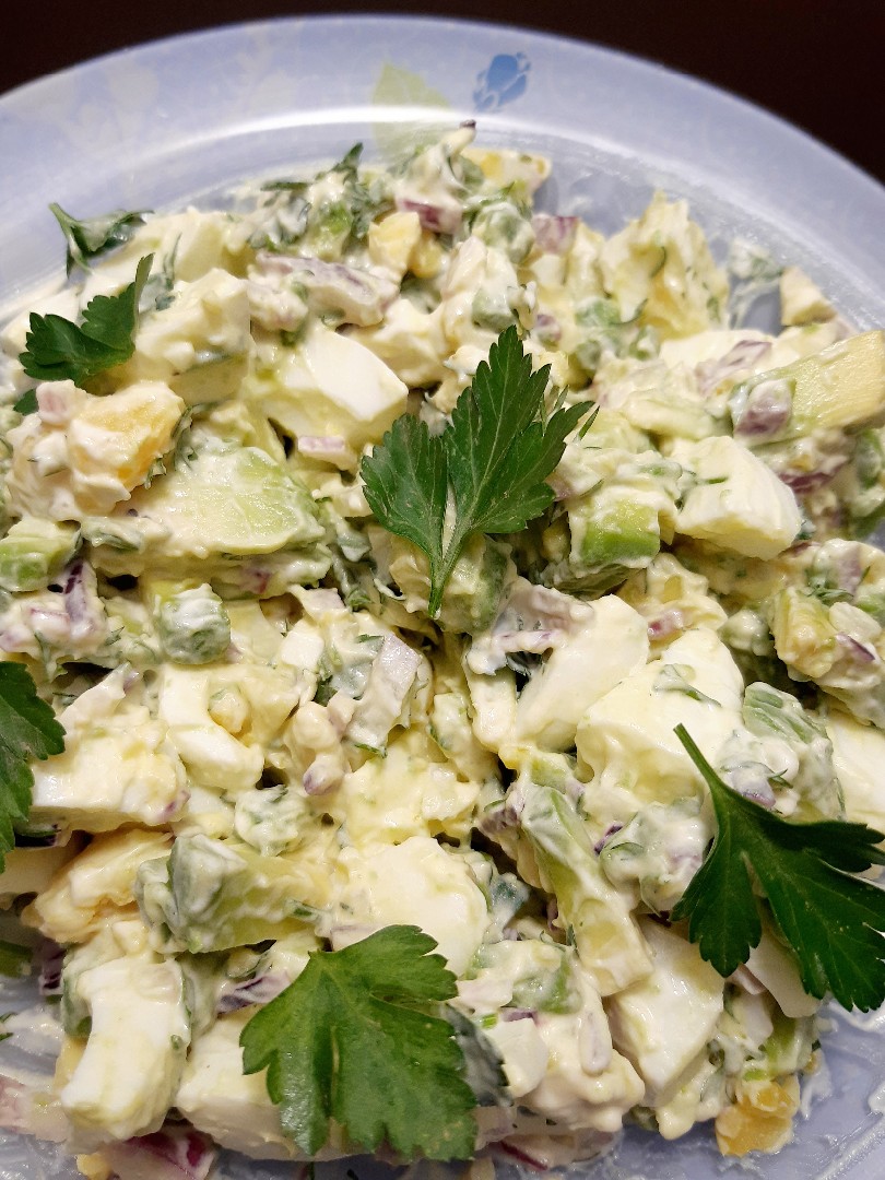 Салат из авокадо с красным луком