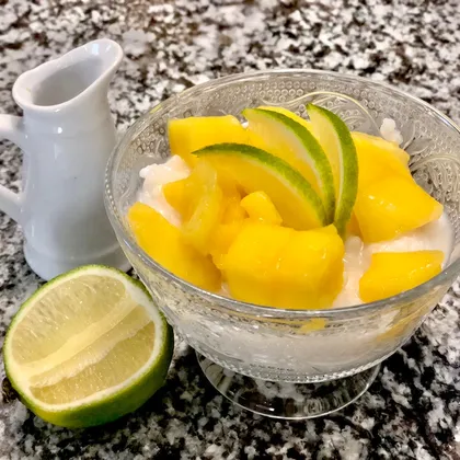 Экзотический рисовый десерт с манго и кокосовым молоком