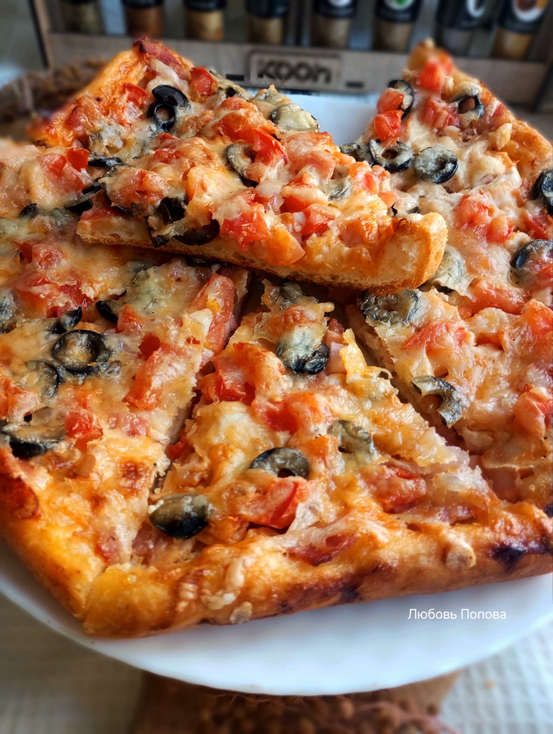 Пицца с отварной курицей, грудинкой и беконом