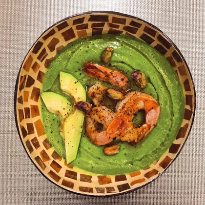 Крем-суп из авокадо с креветками 🥑

Подходит тем, кто на диете, детям, на здоровом питании. 🌱