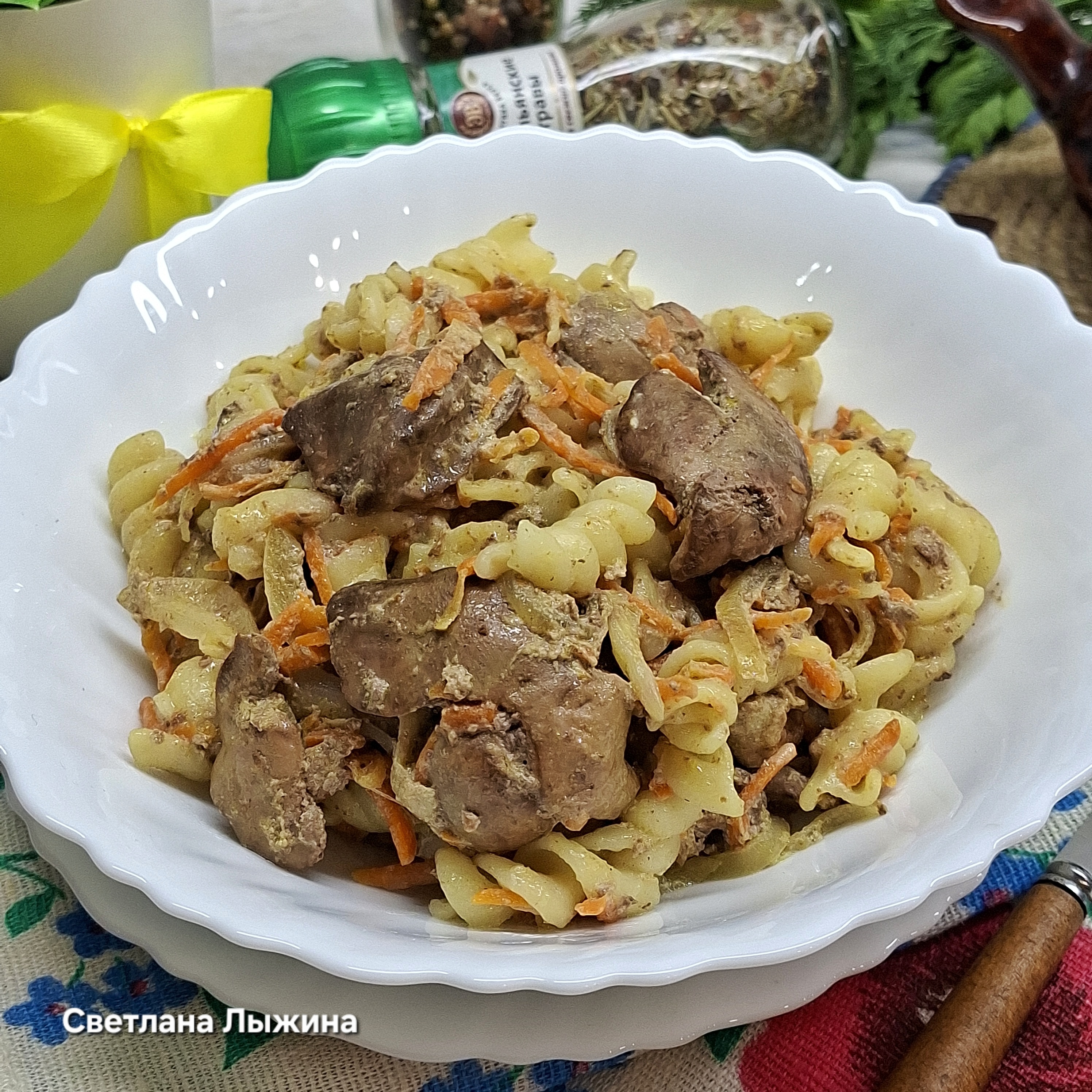 Куриная печень в сметане с макаронами