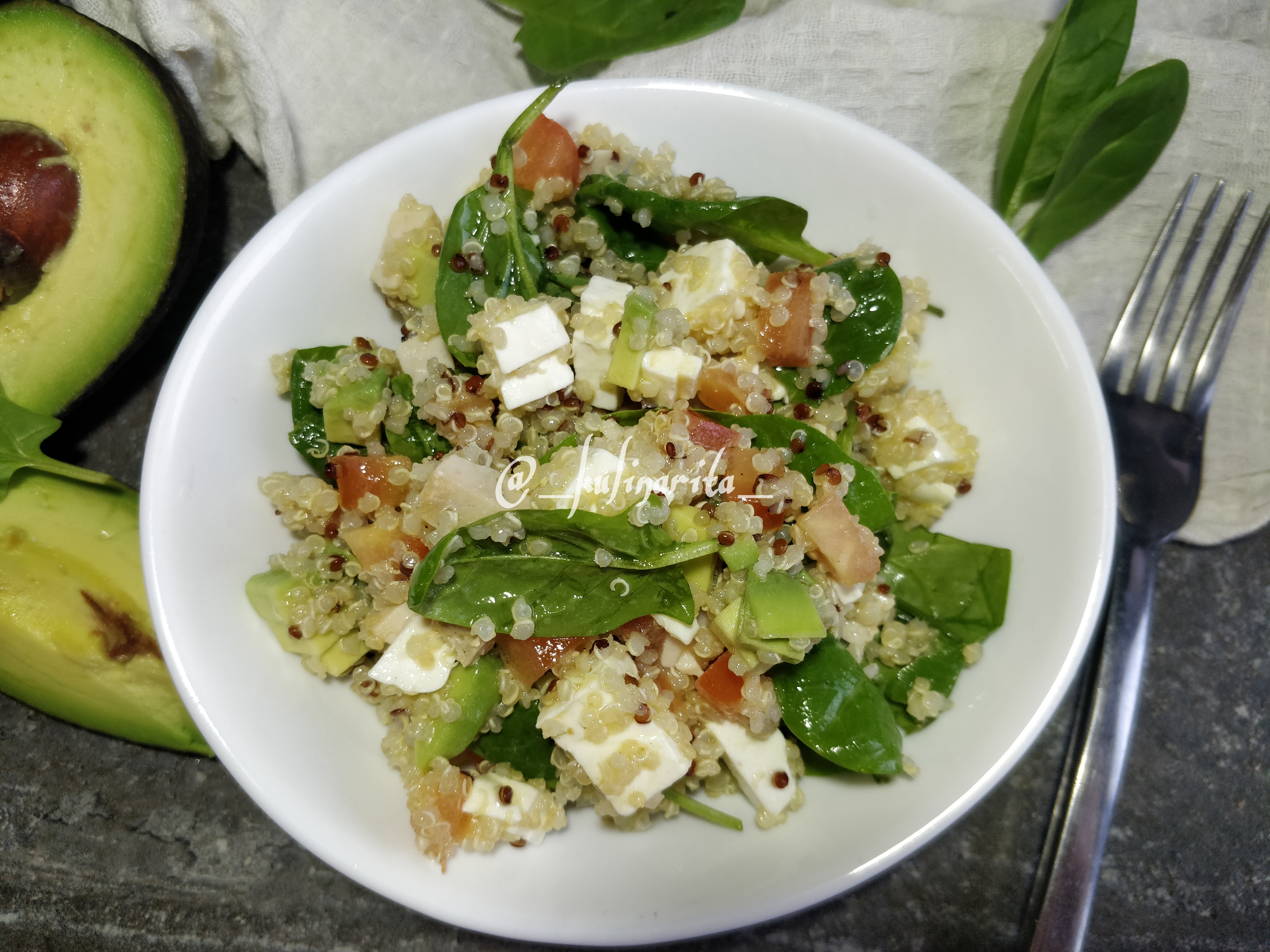Салат с киноа, авокадо и шпинатом