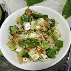 Салат с киноа, авокадо и шпинатом