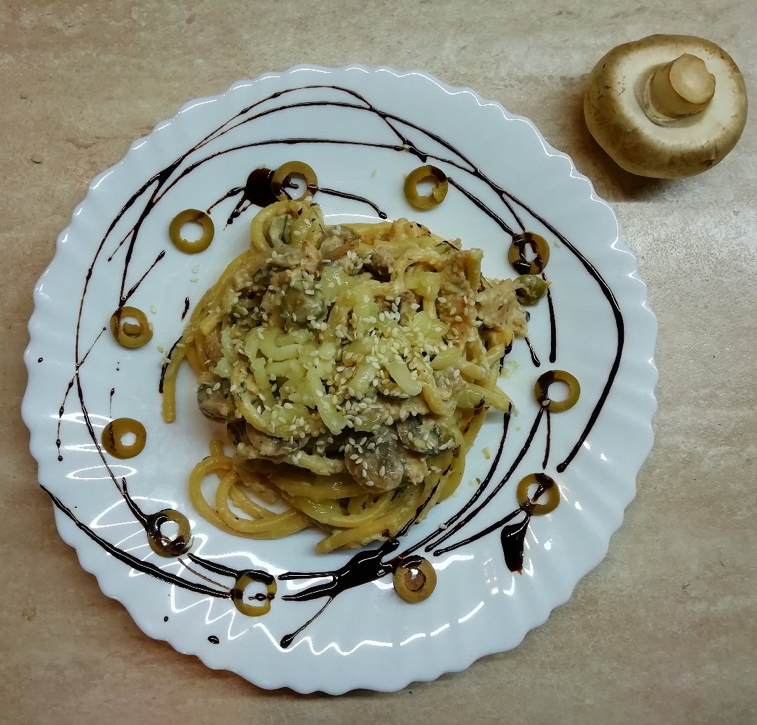 Букатини с курицей и грибами под сливочным соусом 🍝