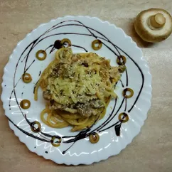 Букатини с курицей и грибами под сливочным соусом 🍝