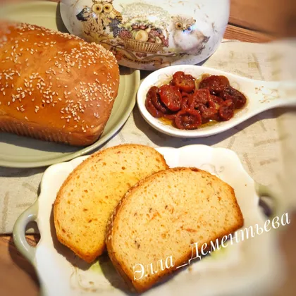 Хлеб с вялеными помидорами и итальянскими травами в духовке