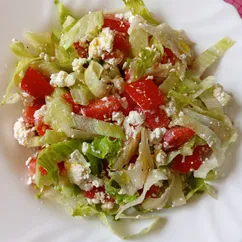 Салат с помидорами, огурцами, творогом и чесноком