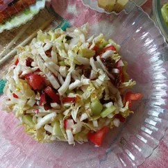 Салат с редиской и финиками