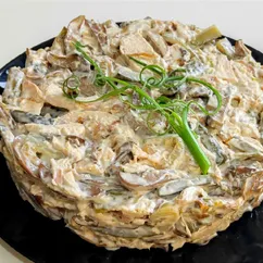 Салат с курицей, шампиньонами и огурцами