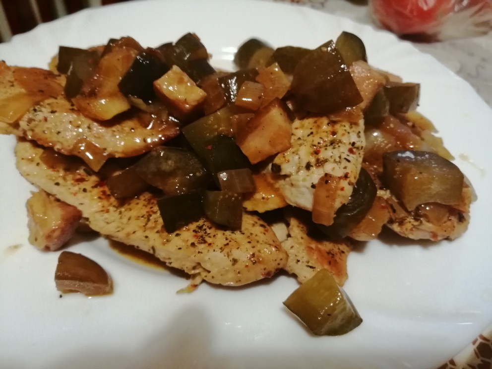 Отбивная из индейки томленая в соусе из соленых огурцов