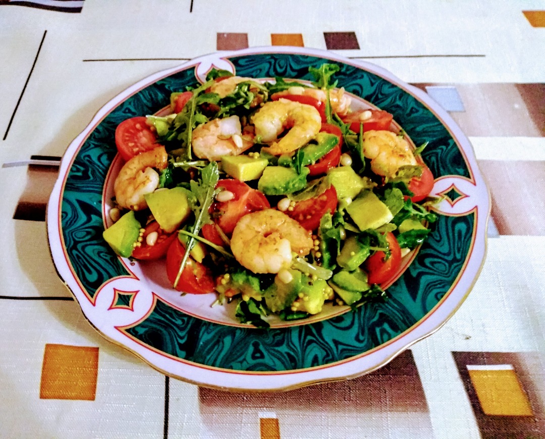 Салат с авокадо, креветками и помидорами черри