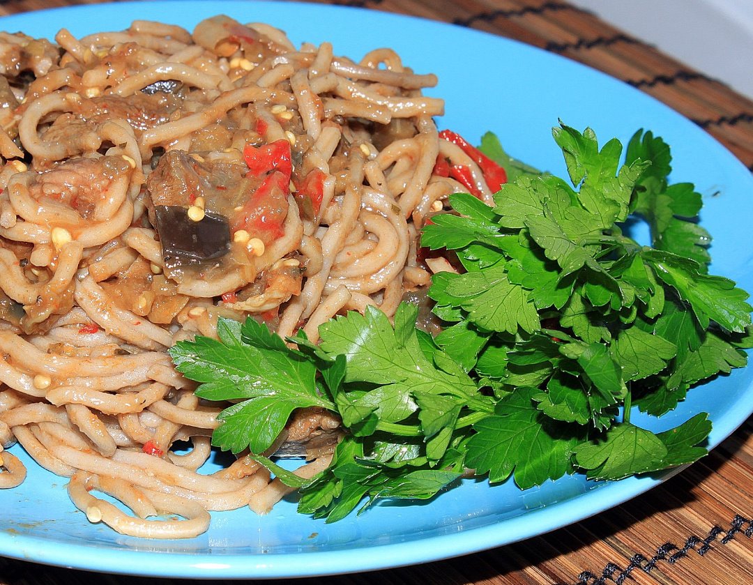 Гречневая лапша с говядиной и овощами