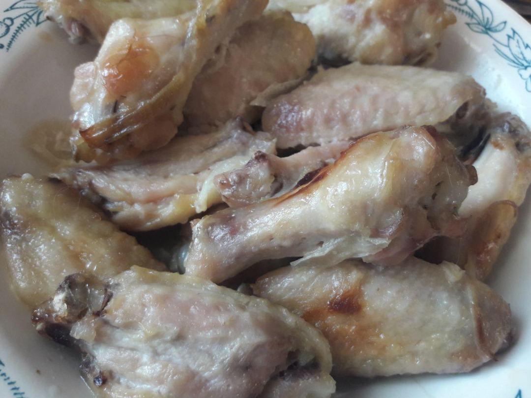 Куриные крылья с луком
