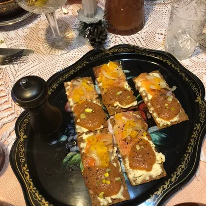 Бутерброды с икрой минтая и слабовольной сёмгой и филе мандарина