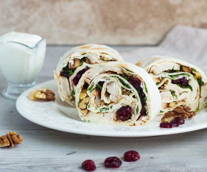 Рулет с курицей и авокадо