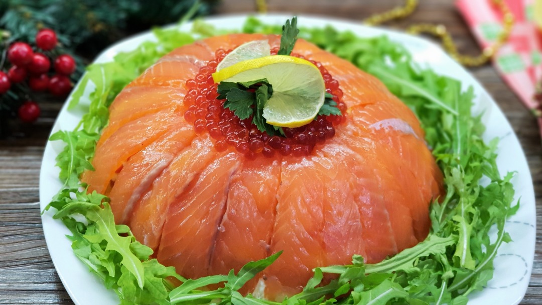 Салат с форелью и красной икрой
