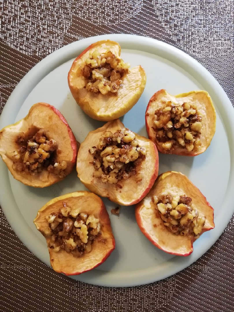 Яблоки с ореховой начинкой в духовке