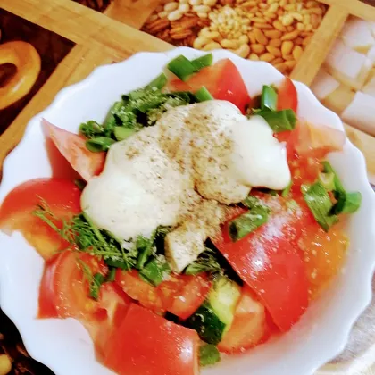 Салат из помидоров и огурцов "Яркий праздник"