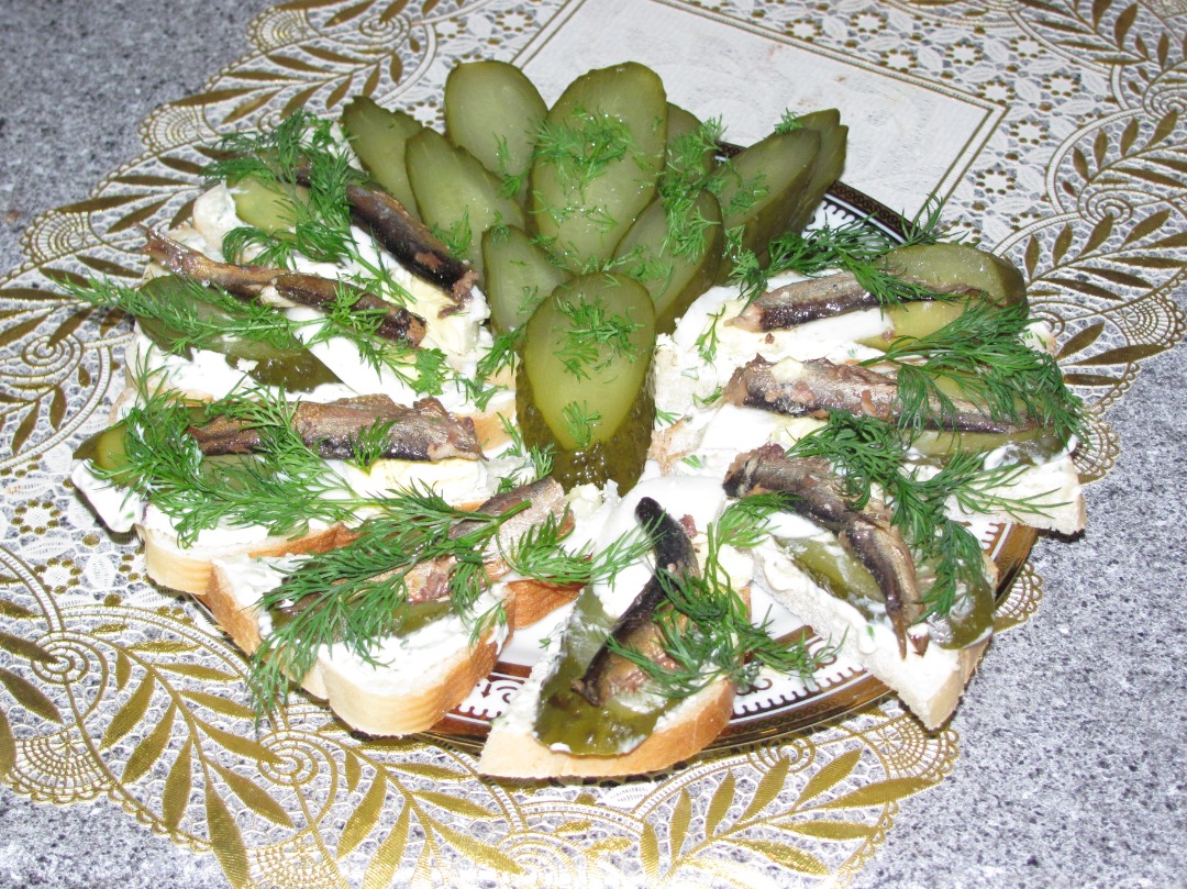 Бутерброды со шпротами и яйцом — рецепт с фото пошагово